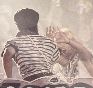 hf waving at each other, run it seoul
