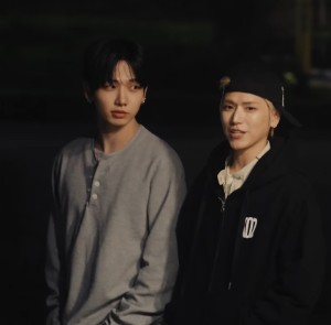 🦦: "hoa đẹp nhỉ?" - 🐶: "cậu đẹp hơn"