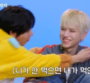 🐶 đòi mớm nước cho 🦦 bằng miệng