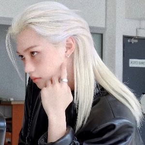 Long blonde hair + extensions