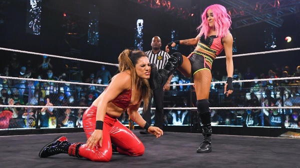 Raquel Gonzalez vs Dakota Kai (36)