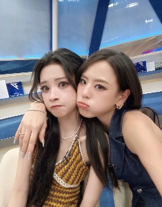 江天怡色