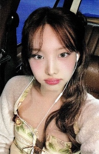 headphones nayeon