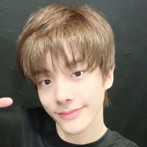 chestnut hair with bangs