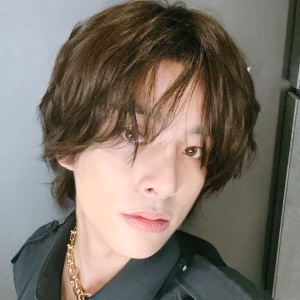 long wavy brown hair