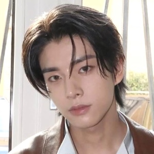 middle part brown hair