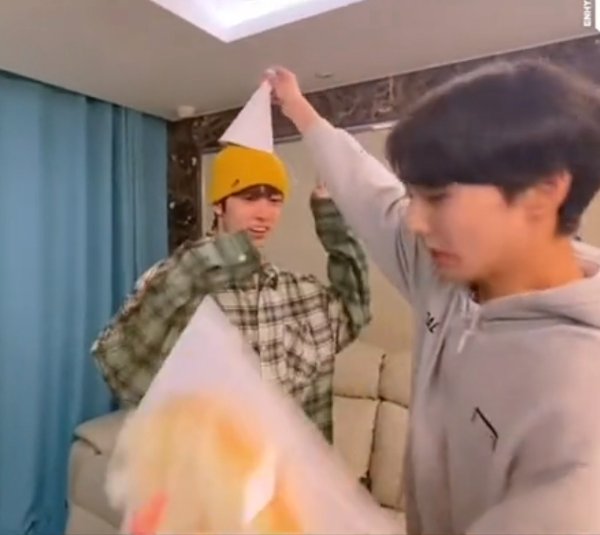 Heeseung/Evan dropping his cake