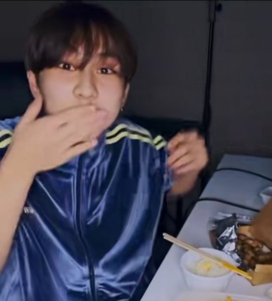 Jungwon lettuce in teeth live