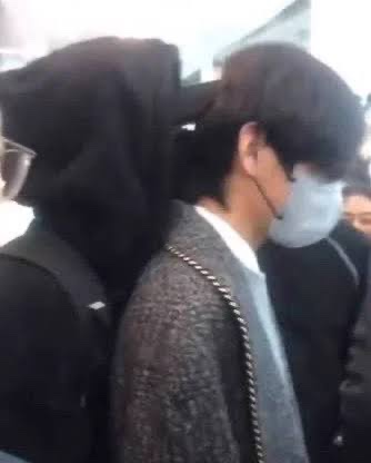 2019 airport nape kiss