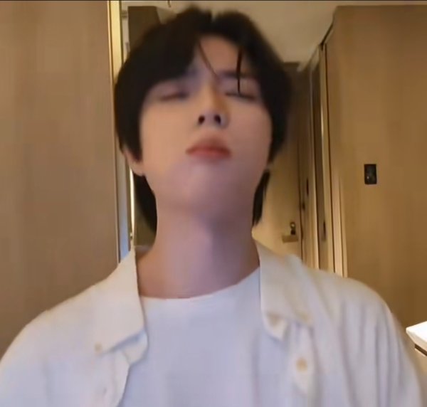Beomgyu eating Buldak