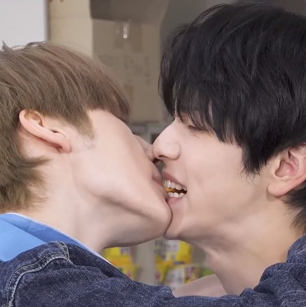 Hueningkai and Soobin Pepero kiss