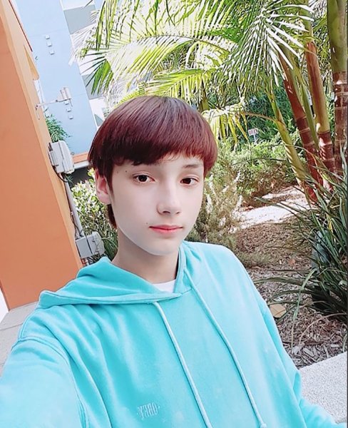 Hueningkai debut