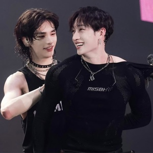 hyunjin strips chan