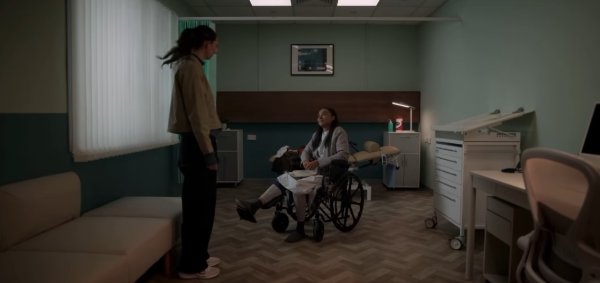 S4E8 - Knee injury, visiting Gemma's mum's house, hospital scene, etc