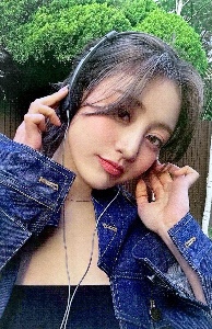 headphones jihyo