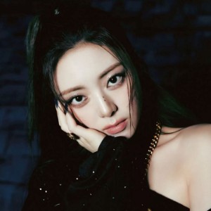 yuna (itzy)