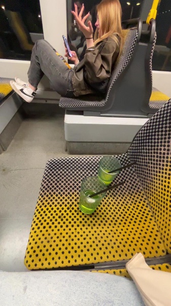 getrennt in der bahn gesessen