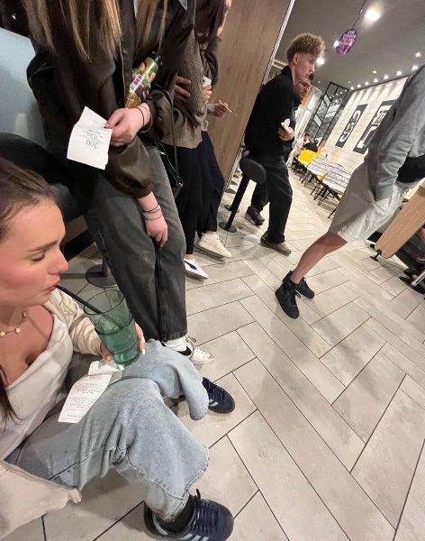 im mcces aufm boden sitzen