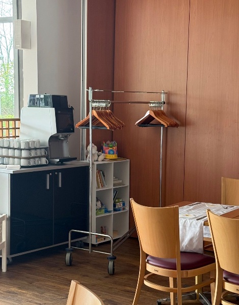umkleide vor die kaffeemaschine gestellt