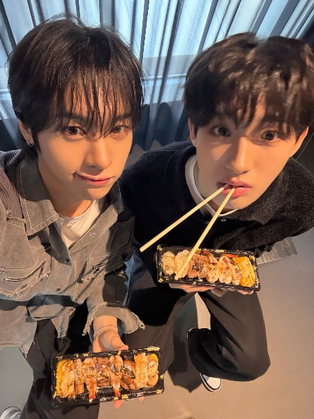 taejuz eating sushi