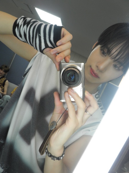 slight taejuz mirror selca