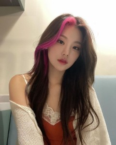 yeji - pink strand