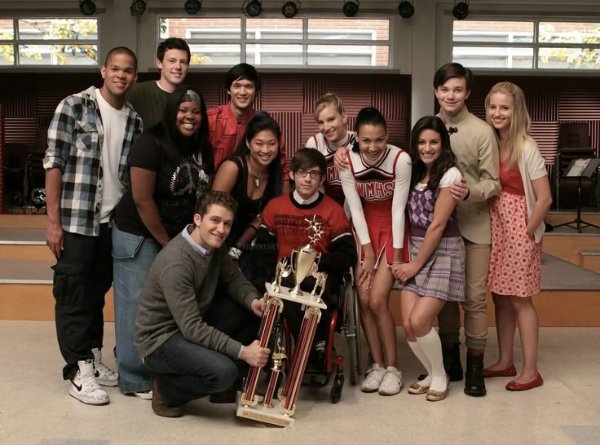 the glee cast 😭😭