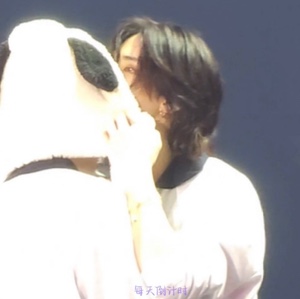 hyunjin kissing seungmin's cheek