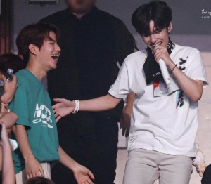 hyunjin switching seats with seungmin at a day6 concert so seungmin could interact with wonpil