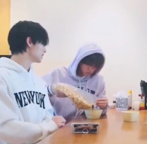 seungmin feeding hyunjin without even being asked