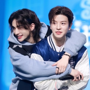 this seungjin back hug