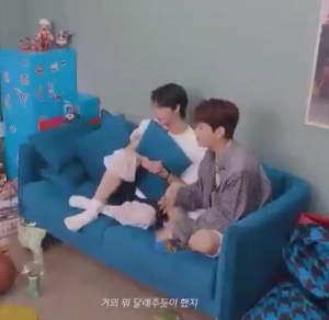 ‪when hyune was crying alone in the room seungmin held his hand for 30min‬