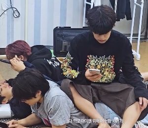 Seungmin sitting on Jeongin