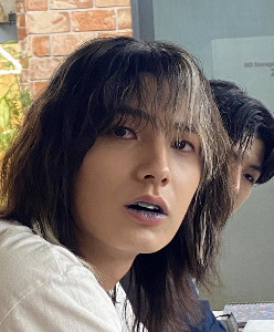 blonde streak puffy bangs