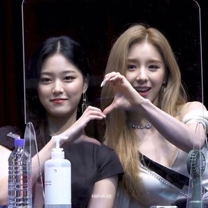 2jin (Heejin/Hyunjin)