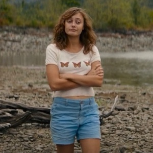 butterfly top & blue shorts