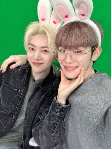 cheek squish selca