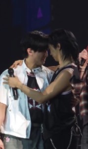Changlix's forehead touch