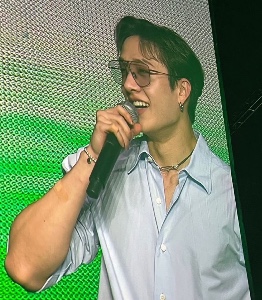 blue shirt + glasses *drools*