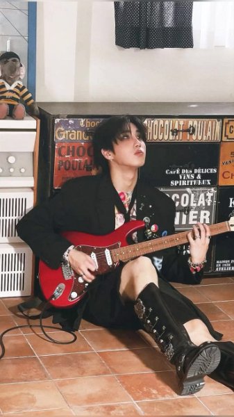Hold my hand- HAN(Stray Kids)