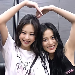 JenSoo (Jennie/Jisoo)