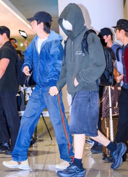 airport hand holding