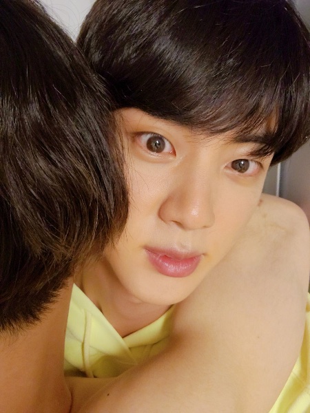 THEEE selca