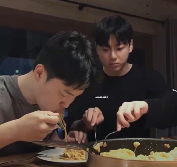 jungkook cutting the steak for jimin