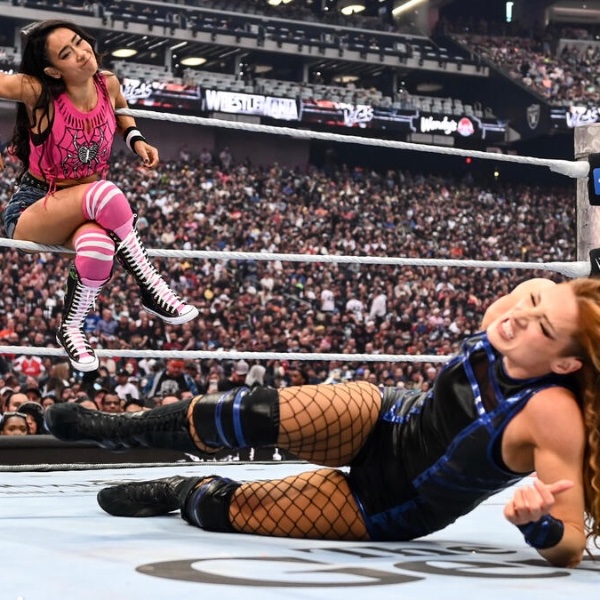 AJ Lee vs Becky Lynch - WM 42