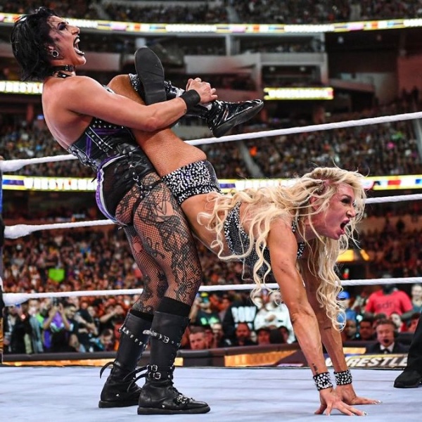 Charlotte Flair vs Rhea Ripley - WM 39