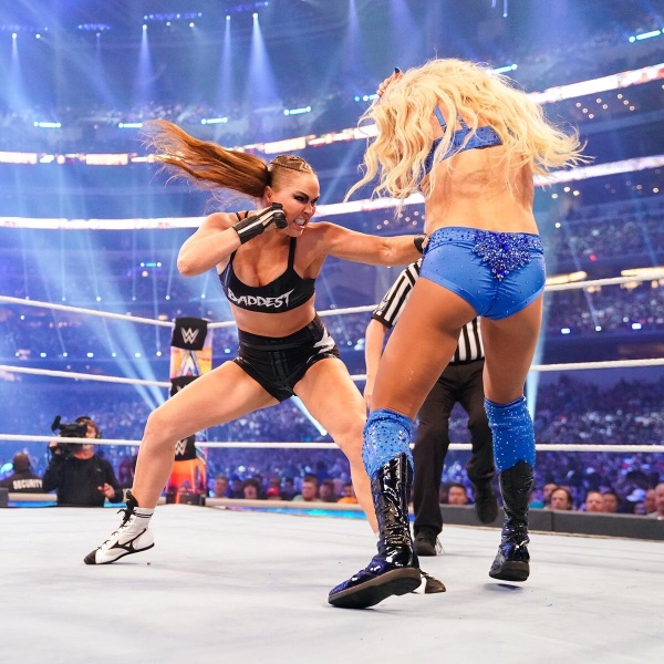 Ronda Rousey vs Charlotte Flair - WM 38