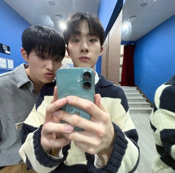 Jiung having their pic in his phone case