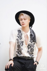 Astro Moonbin