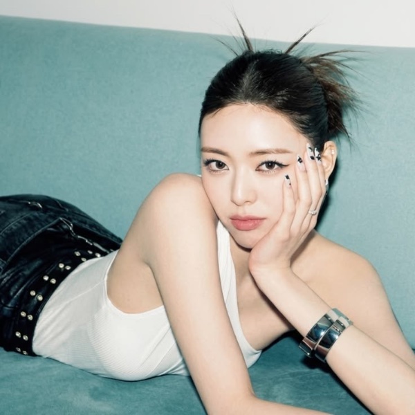 yuna (itzy)